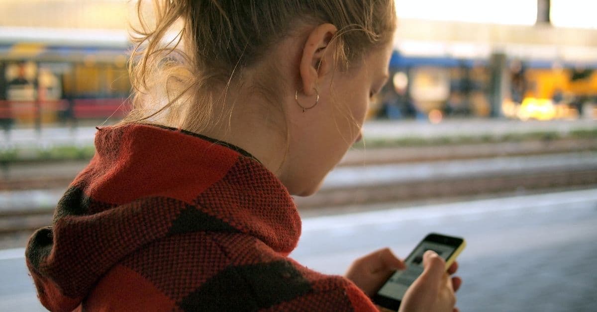 Persona con un teléfono en la mano