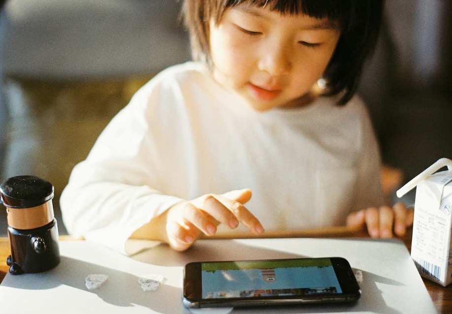 A child plays a game on a smart phone.